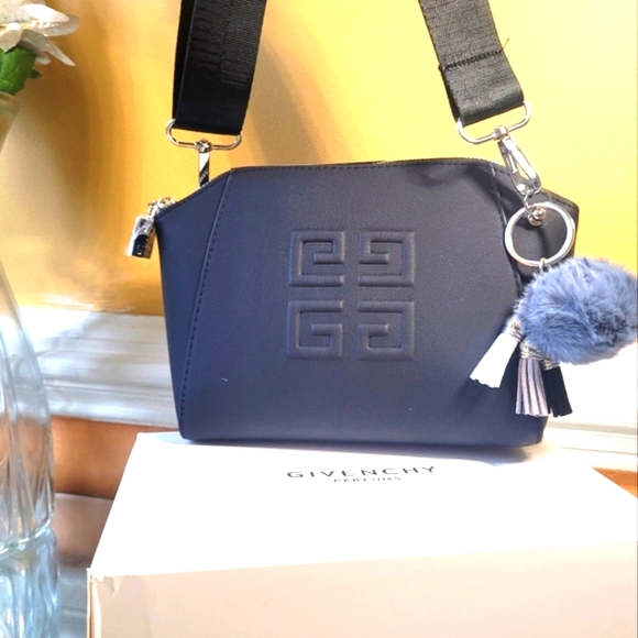 Givenchy pouch - Picture 3 of 17